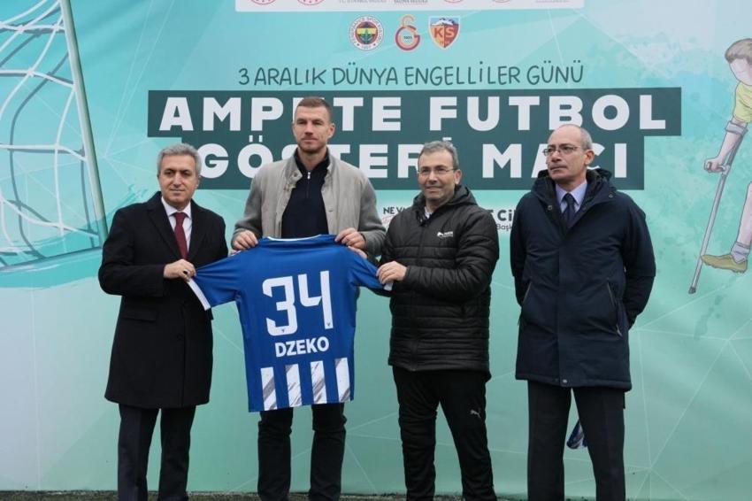 Barış Alper Yılmaz ile Edin Dzeko aynı karede! Dünya Engelliler Günü için sahaya çıktılar