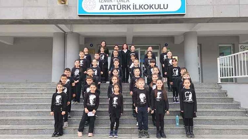 İzmir'de işitme engelli ailenin kızı olan Deniz öğretmenden öğrencilerine gönüllü işaret dili eğitimi