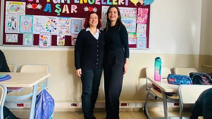 İzmir'de işitme engelli ailenin kızı olan Deniz öğretmenden öğrencilerine gönüllü işaret dili eğitimi