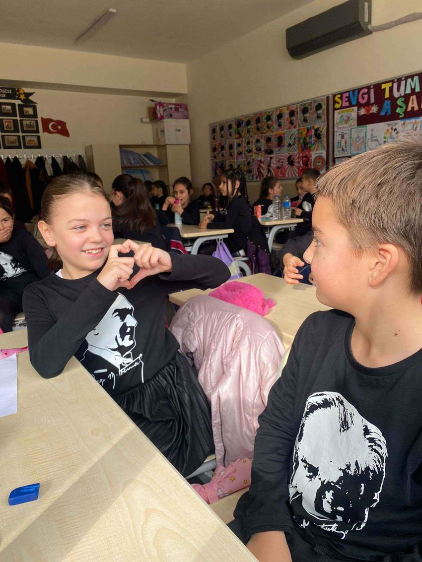 İzmir'de işitme engelli ailenin kızı olan Deniz öğretmenden öğrencilerine gönüllü işaret dili eğitimi