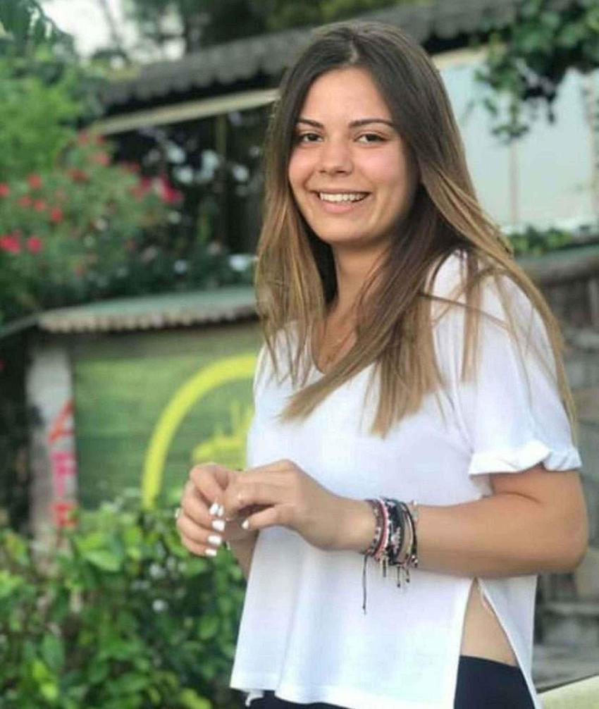 İzmir'de işitme engelli ailenin kızı olan Deniz öğretmenden öğrencilerine gönüllü işaret dili eğitimi