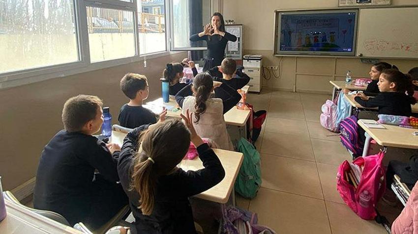 İzmir'de işitme engelli ailenin kızı olan Deniz öğretmenden öğrencilerine gönüllü işaret dili eğitimi