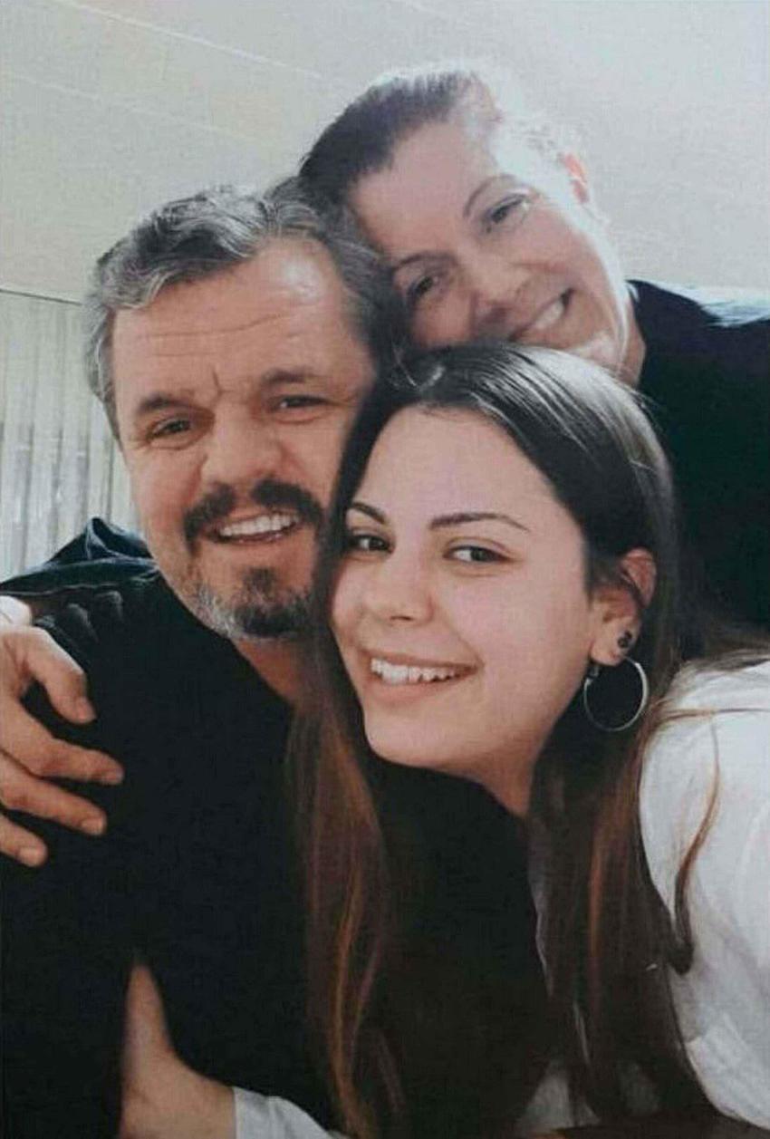 İzmir'de işitme engelli ailenin kızı olan Deniz öğretmenden öğrencilerine gönüllü işaret dili eğitimi