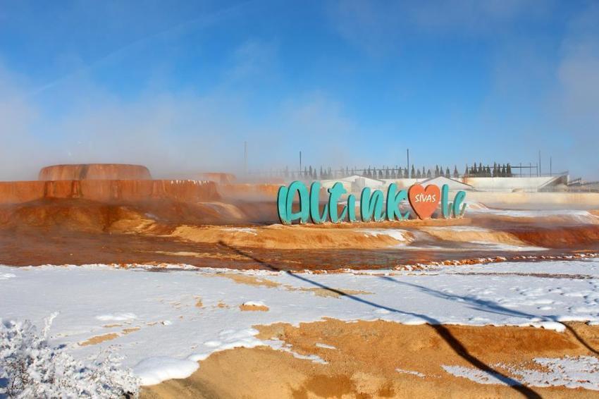Sivas'ın dondurucu soğuğunda bir kedi donmamak için termal suyun yanında ısındı