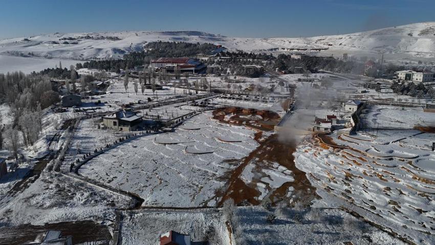 Sivas'ın dondurucu soğuğunda bir kedi donmamak için termal suyun yanında ısındı