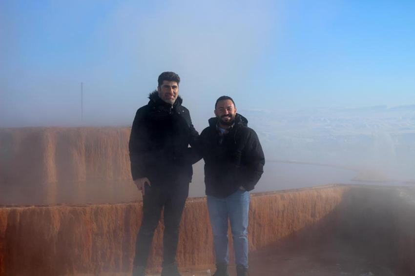 Sivas'ta Sibirya soğukları Yoğun kar yağışı kenti beyaza bürüdü: Termal su kenarında ısınmaya çalışan kedi dikkat çekti