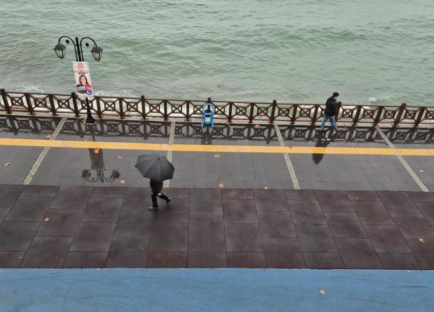 Doğuda kar fırtınası, batıda kuvvetli sağanak yağış! Meteoroloji'den 30 ile uyarı üstüne uyarı geldi!