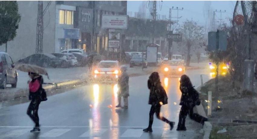 Kar, karla karışık yağmur, sağanak yağışlar ve kuvvetli fırtına uyarısı Meteoroloji'den geldi