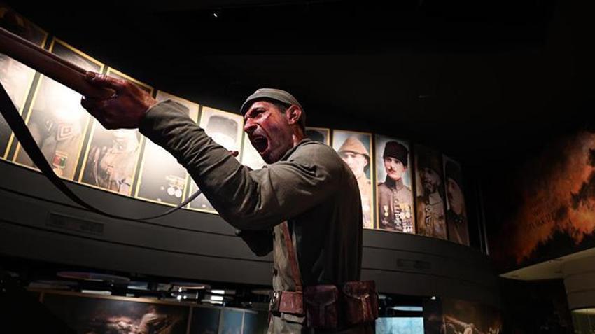 Çanakkale'deki tanıtım merkezinde yer alan Mehmetçik heykeli görenleri duygulandırıyor