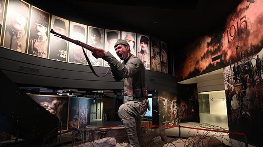 Çanakkale'deki tanıtım merkezinde yer alan Mehmetçik heykeli görenleri duygulandırıyor