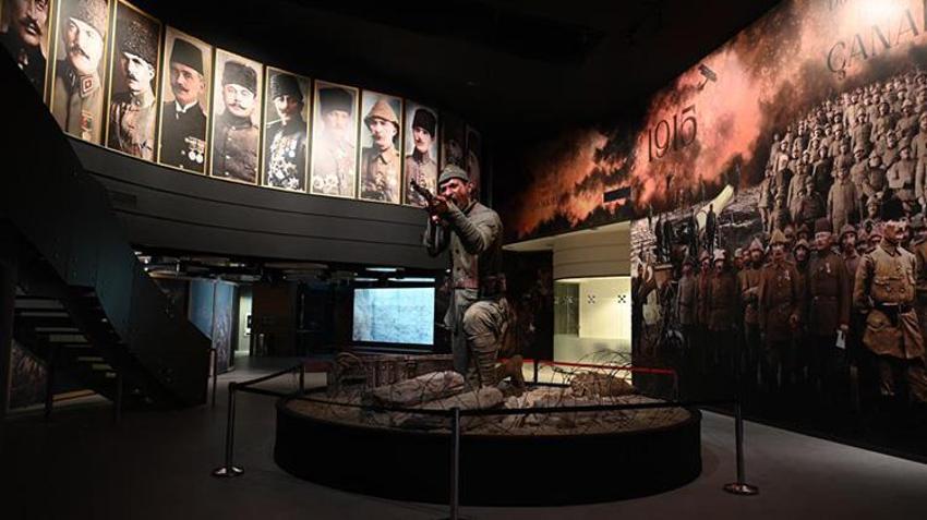 Çanakkale'deki tanıtım merkezinde yer alan Mehmetçik heykeli görenleri duygulandırıyor