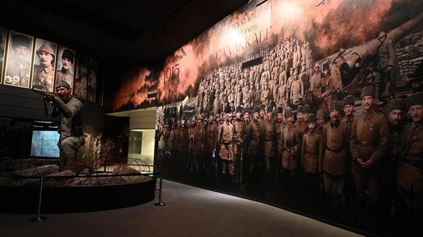 Çanakkale'deki tanıtım merkezinde yer alan Mehmetçik heykeli görenleri duygulandırıyor