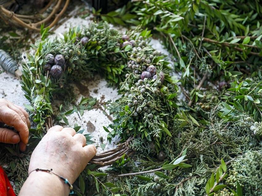 Yılda 1 milyon adet, 10 milyon Euro gelir! Antalyalı kadınların Noel Çelengi mesaisi başladı