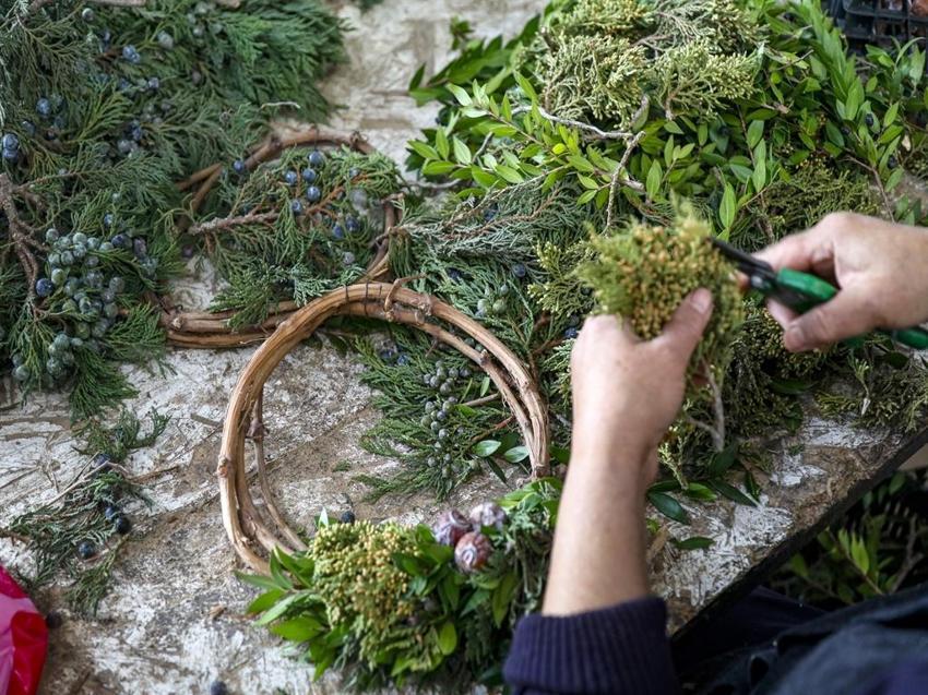 Yılda 1 milyon adet, 10 milyon Euro gelir! Antalyalı kadınların Noel Çelengi mesaisi başladı