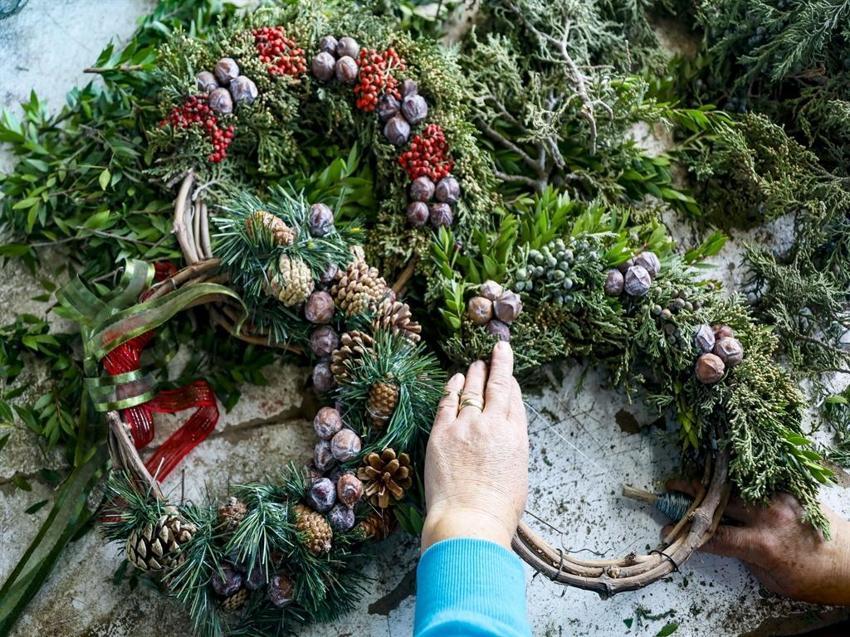 Yılda 1 milyon adet, 10 milyon Euro gelir! Antalyalı kadınların Noel Çelengi mesaisi başladı