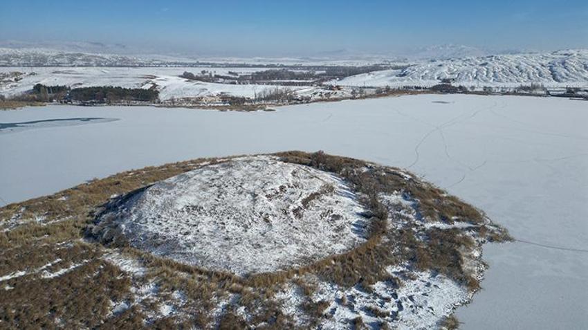 Sivas'ta buz tutan göllerde eskimo usulü balık avlama! En az 3 ay buzlu kalıyor