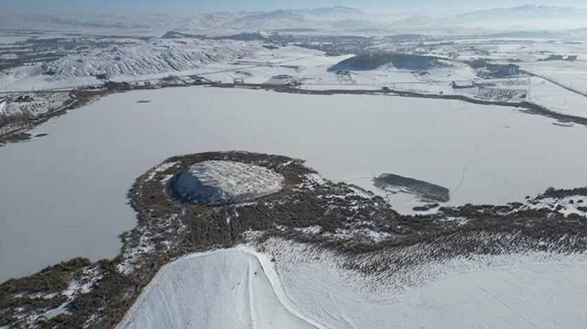 Sivas'ta buz tutan göllerde eskimo usulü balık avlama! En az 3 ay buzlu kalıyor