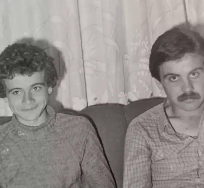 Demet Şener ağabeyleriyle fotoğrafını paylaştı!