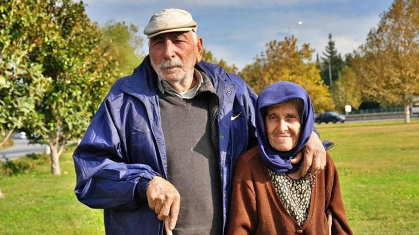 Antalyalı Çift mera alanı olmadığı için hayvanlarını şehir merkezinde otlatıyorlar