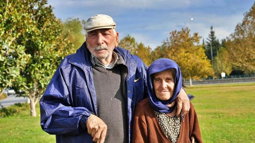 Antalyalı Çift mera alanı olmadığı için hayvanlarını şehir merkezinde otlatıyorlar