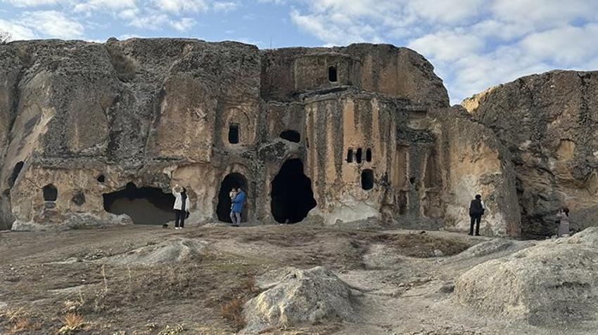 Afyonkarahisar Frig Vadisi'nde turizm hareketliliği! Binlerce yerli ve yabancı turisti ağırlıyor