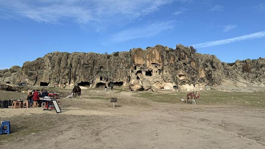 Afyonkarahisar Frig Vadisi'nde turizm hareketliliği! Binlerce yerli ve yabancı turisti ağırlıyor