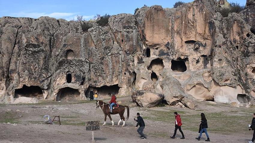 Afyonkarahisar Frig Vadisi'nde turizm hareketliliği! Binlerce yerli ve yabancı turisti ağırlıyor