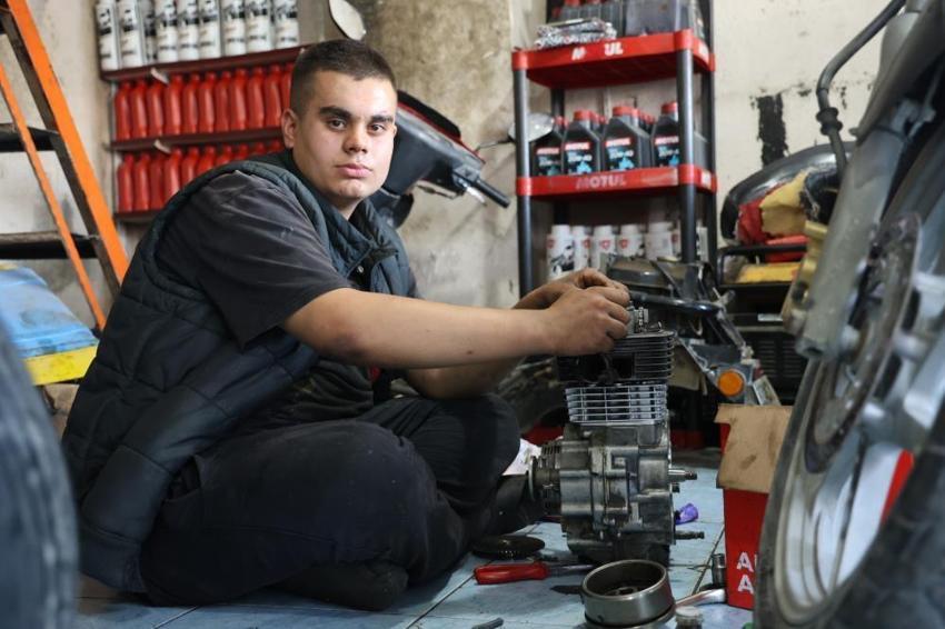 Bu atölye 'de motosikletler Berkay ustaya emanet! 16 yaşında yılların ustasına meydan okuyor