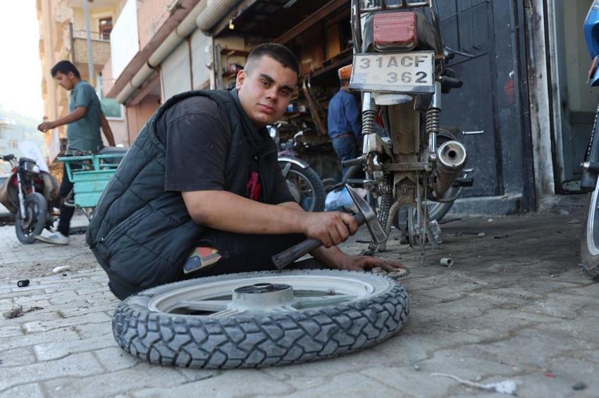 Bu atölye 'de motosikletler Berkay ustaya emanet! 16 yaşında yılların ustasına meydan okuyor