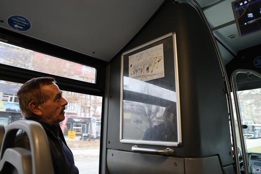 Kızının doğum günü hediyesini otobüse astı! Şoför babayı duygulandıran hareket: Yolcular büyük ilgi gösterdi