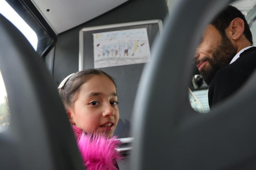 Kızının doğum günü hediyesini otobüse astı! Şoför babayı duygulandıran hareket: Yolcular büyük ilgi gösterdi