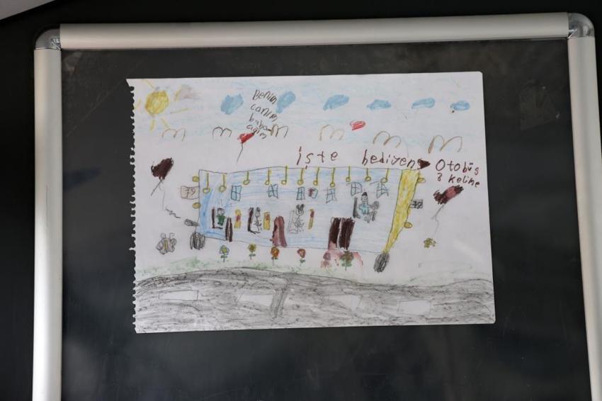 Kızının doğum günü hediyesini otobüse astı! Şoför babayı duygulandıran hareket: Yolcular büyük ilgi gösterdi