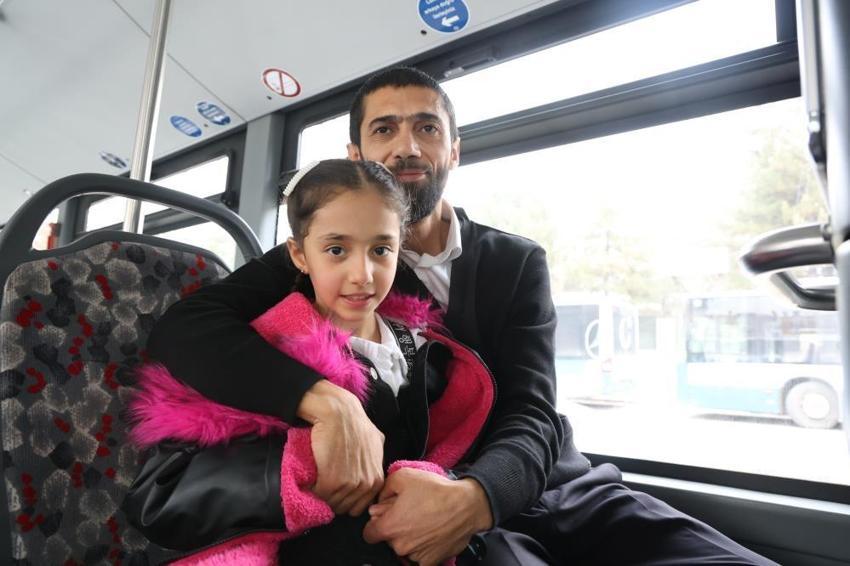 Kızının doğum günü hediyesini otobüse astı! Şoför babayı duygulandıran hareket: Yolcular büyük ilgi gösterdi