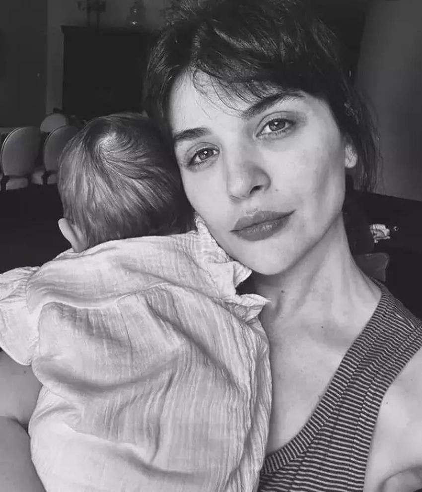 Bebeği kucağında uyuyakaldı! Ünlü oyuncudan olay gönderme