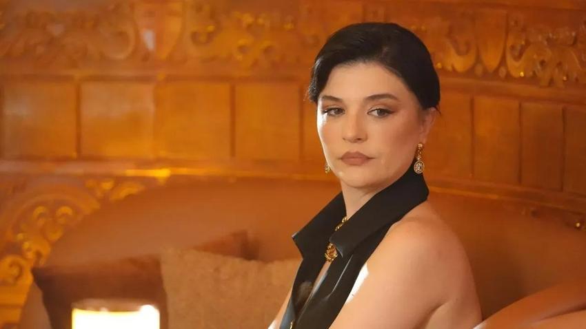 Bebeği kucağında uyuyakaldı! Ünlü oyuncudan olay gönderme