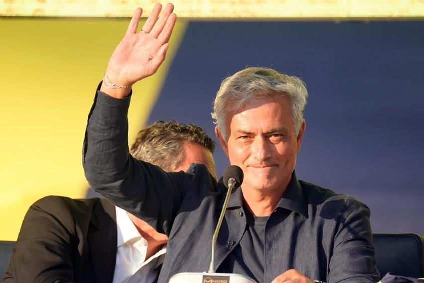 İtalyan basını manşete taşıdı: Dursun Özbek, Mourinho'ya gıcık