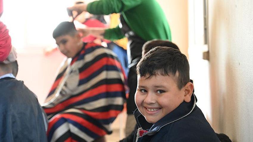 Köy köy gezip çocukları mutlu ediyorlar! Osmaniyeli berberlerden yürek ısıtan hareket 