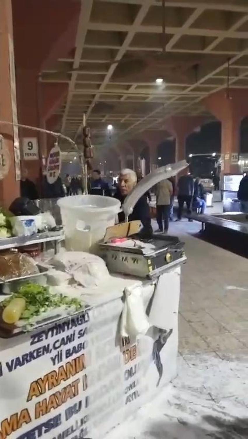 Tezgahına el konulmak istenen Yılancı Osman ortalığı birbirine kattı