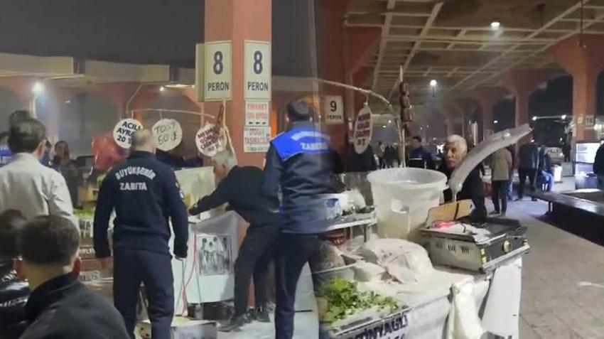 Tezgahına el konulmak istenen Yılancı Osman ortalığı birbirine kattı