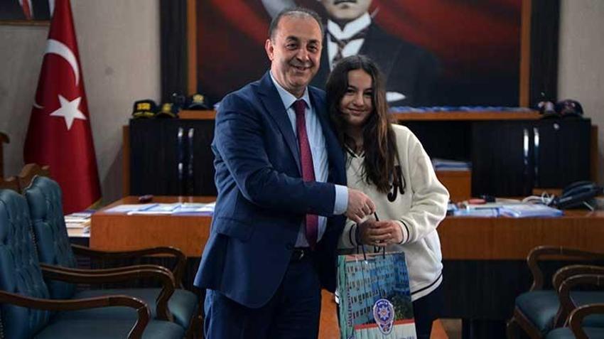 Adana'da polisin desteğiyle suçtan uzak duran çocuklardan bağlama dinletisi