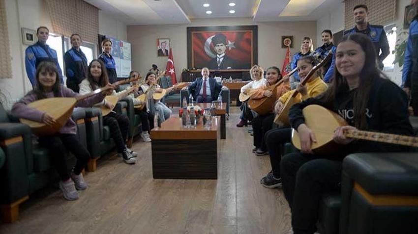 Adana'da polisin desteğiyle suçtan uzak duran çocuklardan bağlama dinletisi