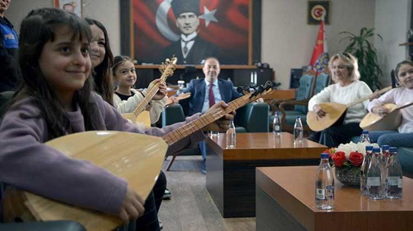 Adana'da polisin desteğiyle suçtan uzak duran çocuklardan bağlama dinletisi