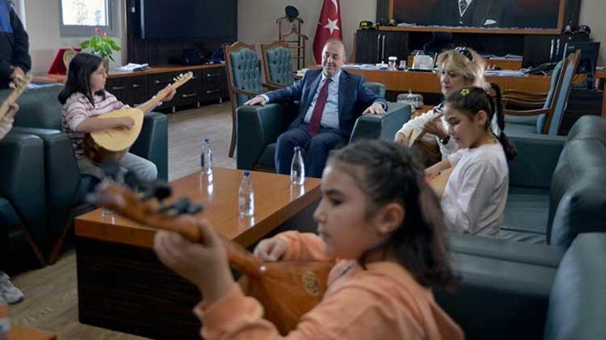 Adana'da polisin desteğiyle suçtan uzak duran çocuklardan bağlama dinletisi