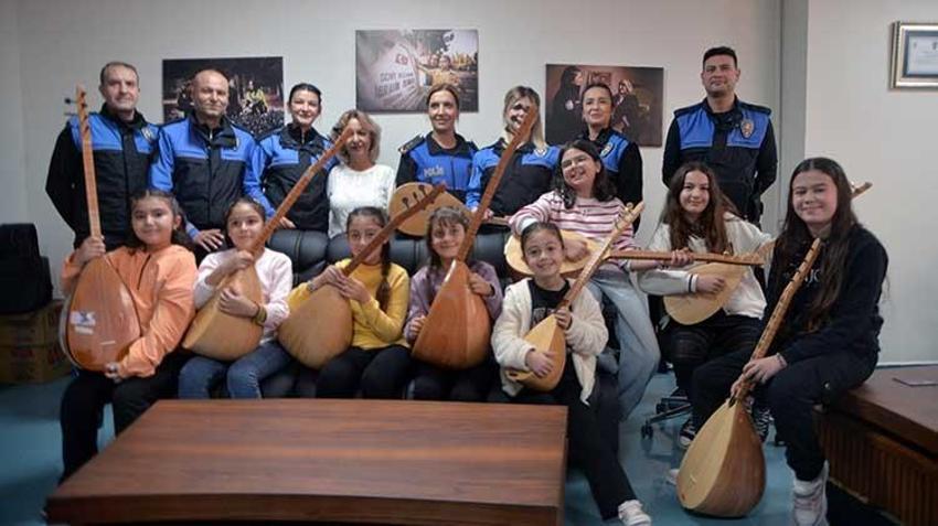 Adana'da polisin desteğiyle suçtan uzak duran çocuklardan bağlama dinletisi