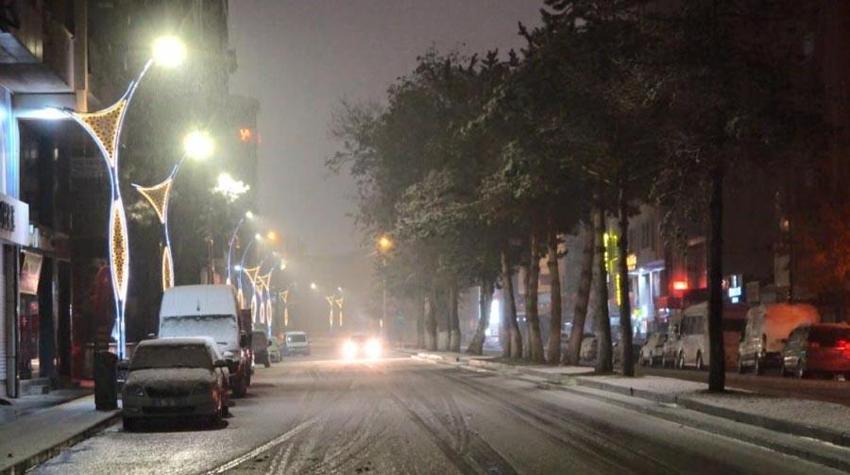 Lapa lapa kar yağışı, gök gürültülü sağanak yağmur ve kuvvetli rüzgar geliyor! Meteoroloji yaşanabilecek olumsuzluklara karşı illeri uyardı