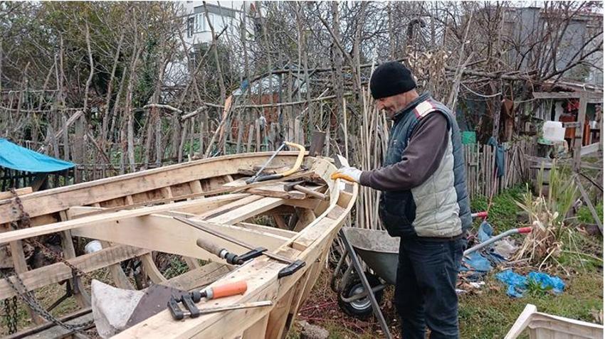 Akçakoca'da 71 yaşındaki usta yaptığı kayıklarla gençlere taş çıkartıyor