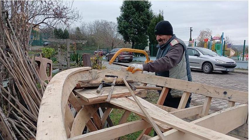 Akçakoca'da 71 yaşındaki usta yaptığı kayıklarla gençlere taş çıkartıyor