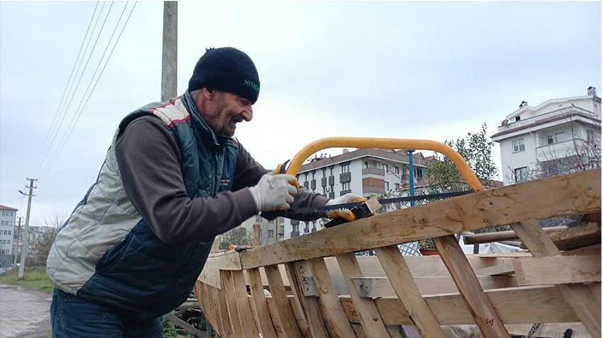 Akçakoca'da 71 yaşındaki usta yaptığı kayıklarla gençlere taş çıkartıyor