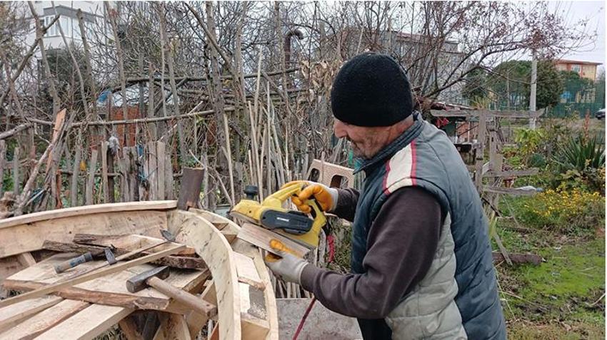 Akçakoca'da 71 yaşındaki usta yaptığı kayıklarla gençlere taş çıkartıyor