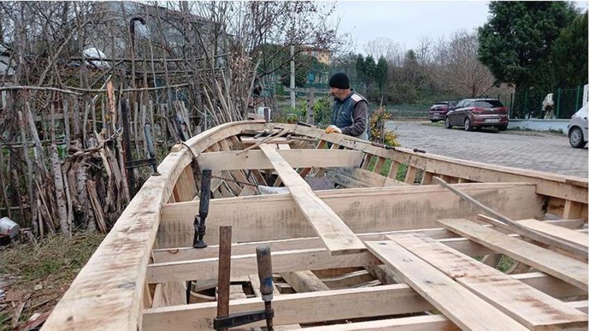 Akçakoca'da 71 yaşındaki usta yaptığı kayıklarla gençlere taş çıkartıyor